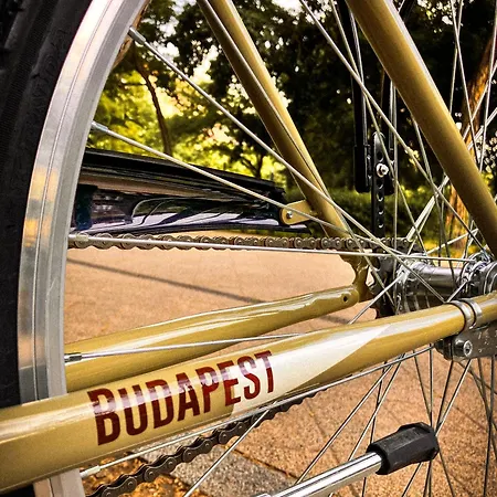 Matyas Corner Square I *